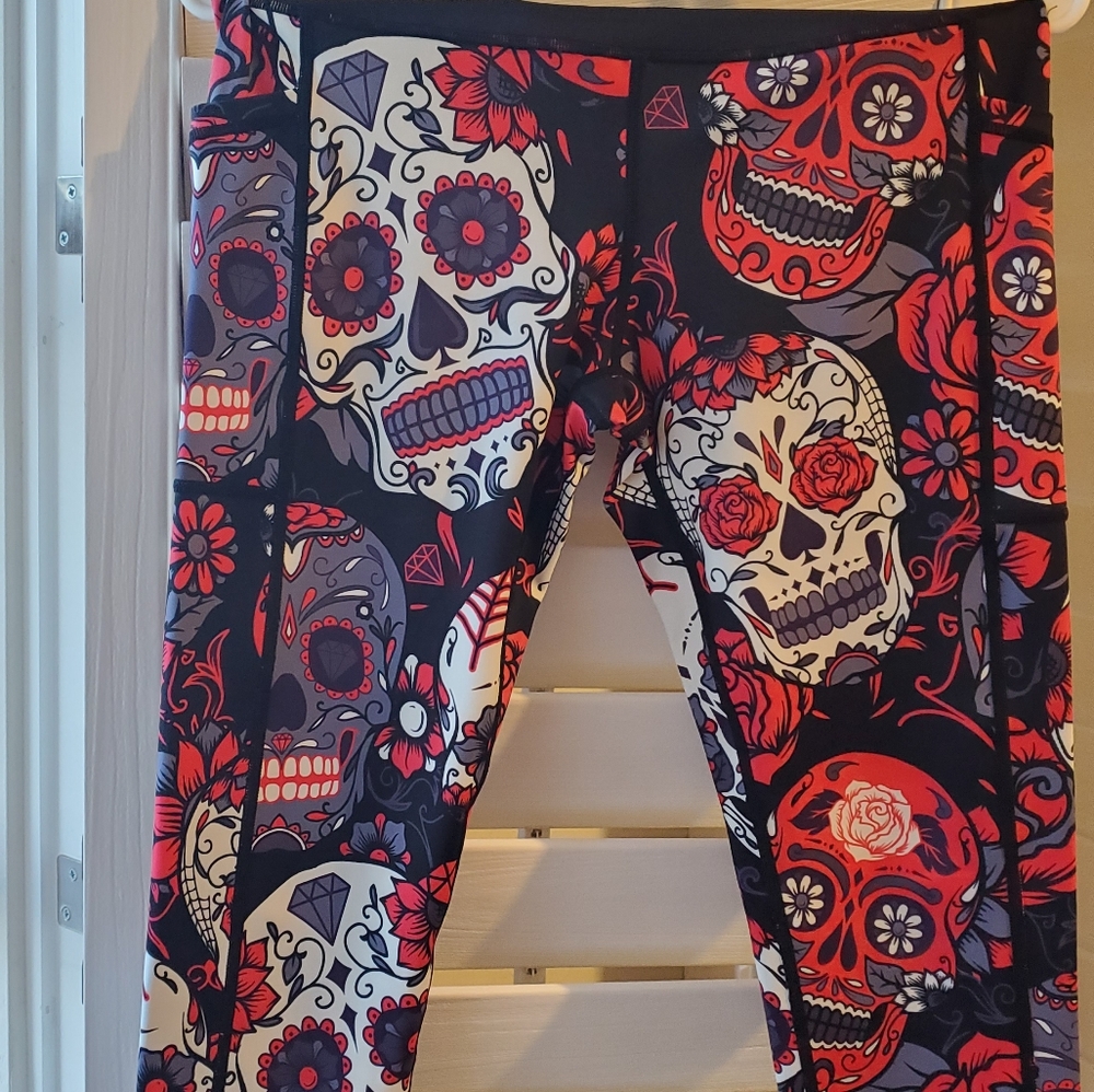 Med CVG skulls n roses capris